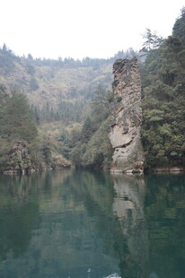 山水间奇特岩石景观