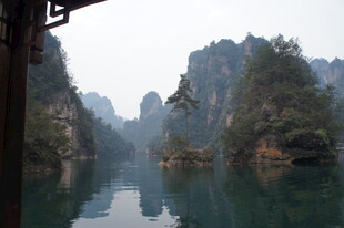 山水相映的静谧自然景观