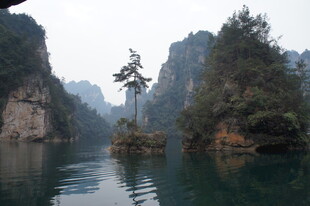 山水相依的静谧湖景