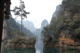 山水相依的秀丽峡谷风光