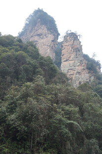奇峰耸立的翠绿山峦