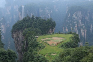 山间绿野 奇峻峰林景观