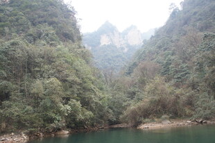 山水相依的秀丽自然景观