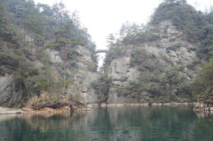 山水相依的静谧湖景