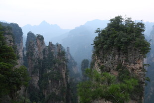 奇峰耸立的壮美自然景观