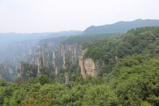 壮丽奇峰 绿意盎然的山峦