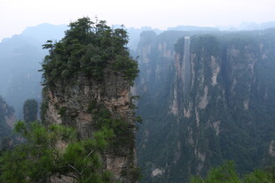 奇峰屹立于山峦云雾间
