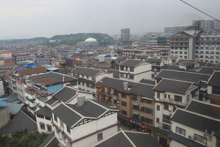俯瞰错落有致的城镇建筑