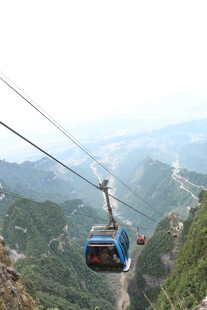 山间缆车穿梭于青山之间