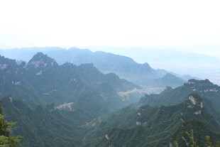 壮丽山峦景观