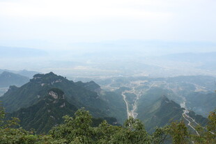 山峦叠翠间的壮阔风景
