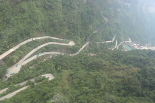 山间蜿蜒公路航拍图