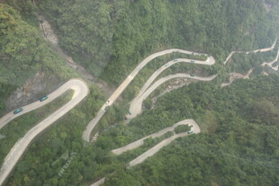 蜿蜒山间公路航拍图