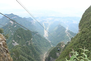 俯瞰山间索道壮丽景观