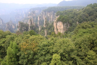 壮丽山林间的奇峰景观