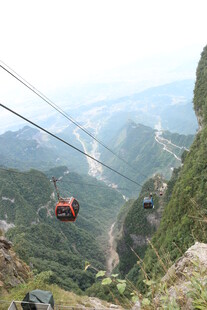 山间缆车穿梭壮丽美景