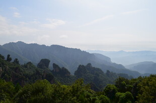 山峦叠翠的自然美景