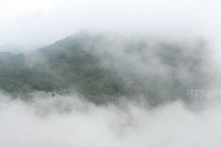 云雾缭绕的山峦美景