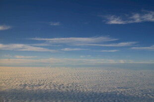 高空俯瞰云海蓝天美景