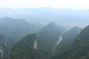 壮丽山峦间蜿蜒公路景观