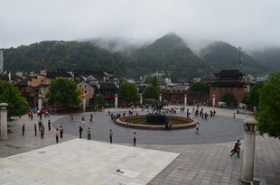 雾中广场的悠闲景象