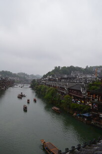 烟雨古镇河道船只景观