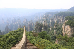 张家界奇峰美景栈道