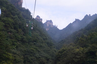 山间绿意盎然的秀丽景致