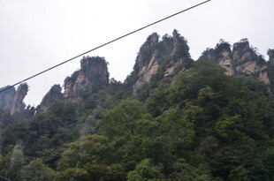 奇峰林立的壮美山林景观