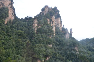奇峰耸立的翠绿山峦