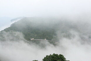 云雾缭绕山间美景