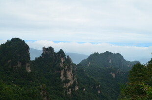 壮丽山峦景观