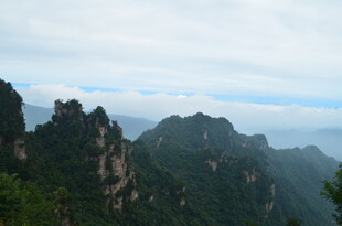 壮丽山峰云雾缭绕景观