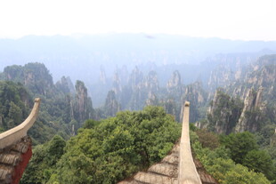 山间栈道旁的壮美峰林景色