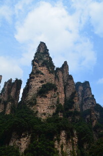 奇峰耸立的壮丽山景