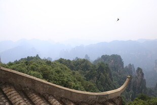 山间古建筑旁的秀丽景致