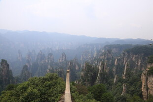 张家界奇峰间的悬空栈道