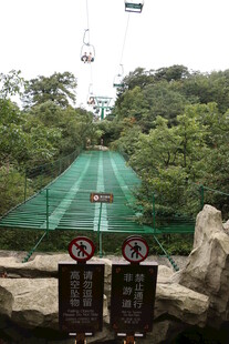 山林间的绿色缆车轨道