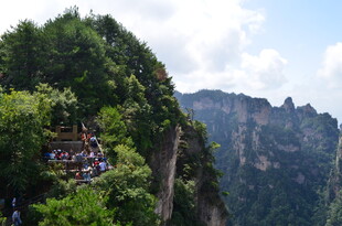 悬崖栈道上的游客风景
