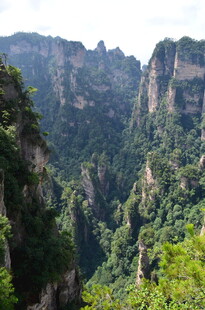 壮丽奇峰 绿意盎然的山景