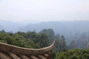 中式屋檐下的山林景致