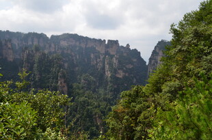 壮丽山峦与葱郁植被景观