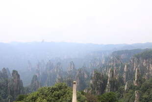 壮观山峦间的奇特石柱景观