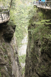 峡谷间的悬空栈道