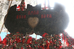 喜庆装饰建筑前的鲜花布置