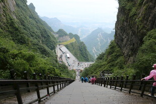 山间栈道景色壮美