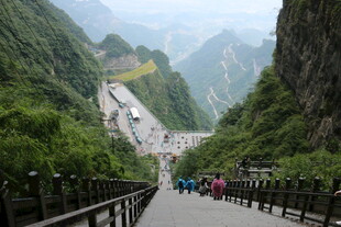 山间栈道上的游人风景