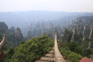 张家界奇峰栈道壮美景观