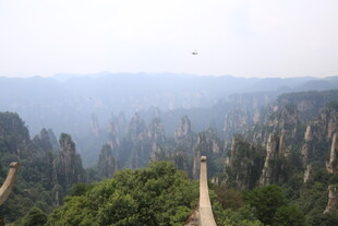 张家界奇峰间的蜿蜒栈道