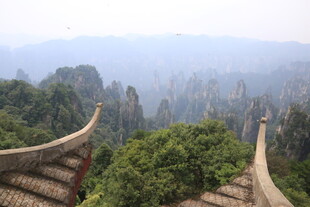 俯瞰张家界奇峰景色